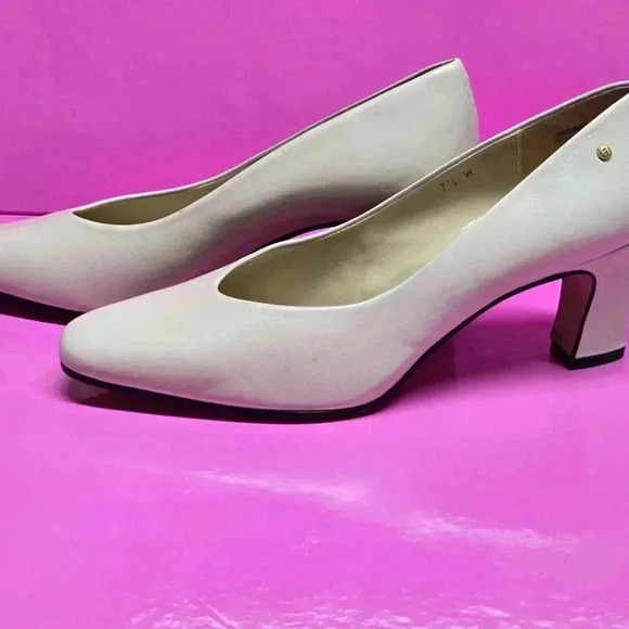 Etienne Aigner Cream Heels - Picture 8 of 11